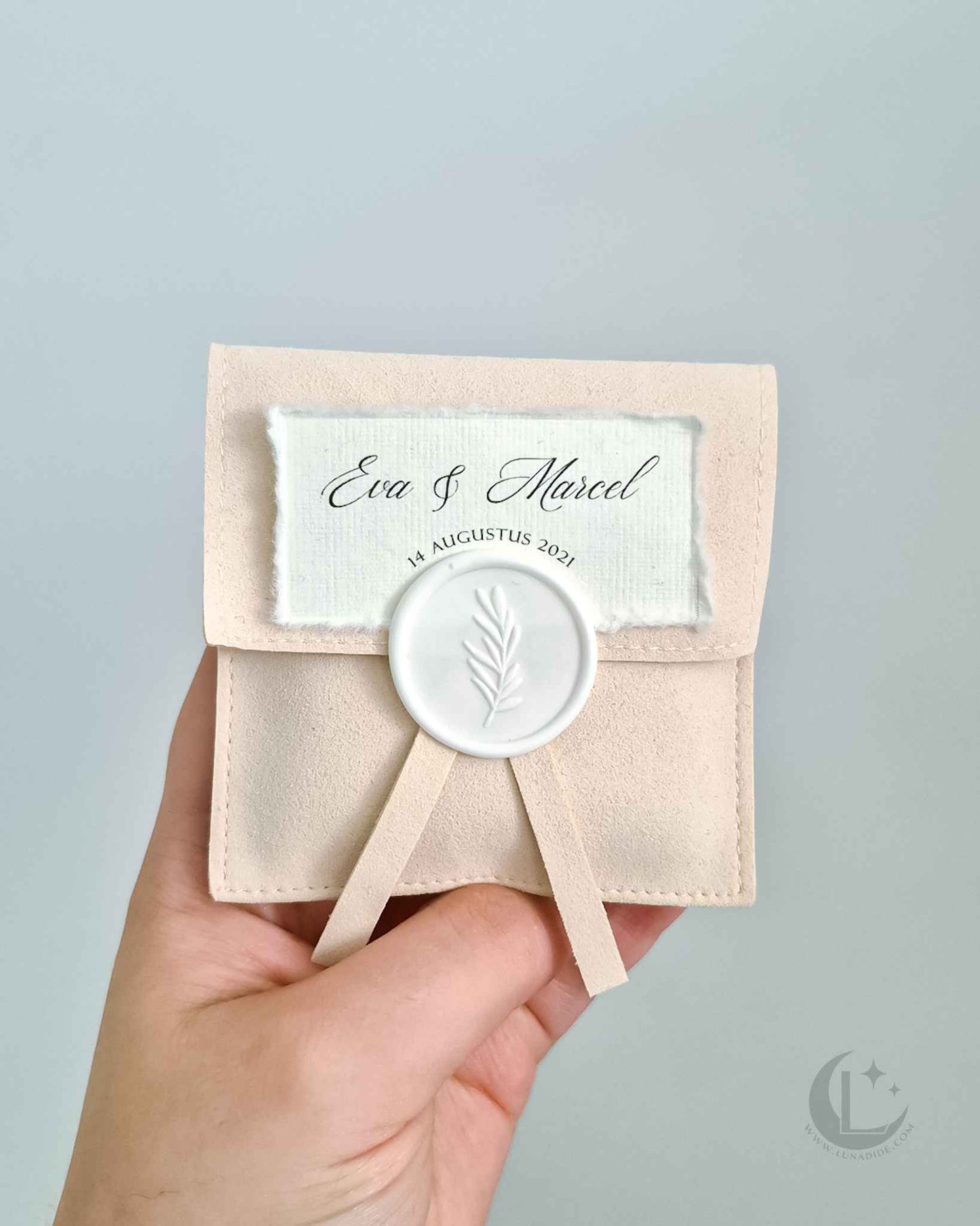 Bedankje suede zakje ''Sacculus''